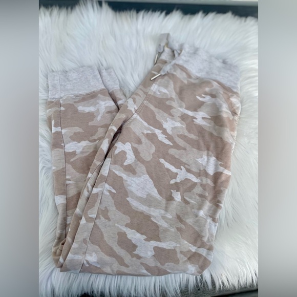 Athleta - Balance printed jogger - Size medium - tan camouflage - Picture 4 of 14